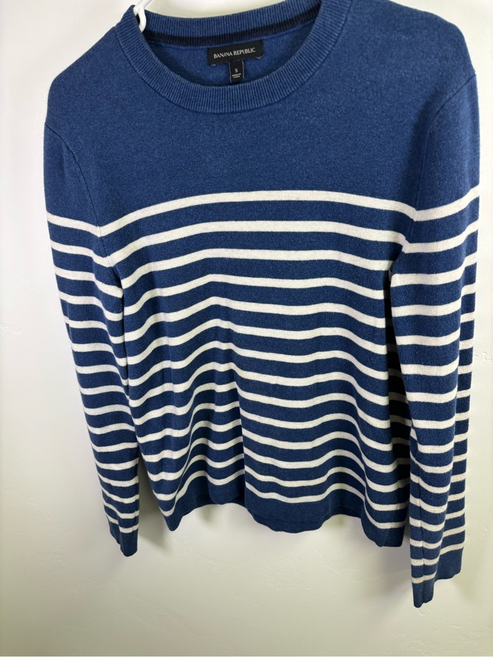 BANANA REPUBLIC SWEATER CREW NECK
PULLOVER MEN SMALL BLUE W / WHITE STRIPES